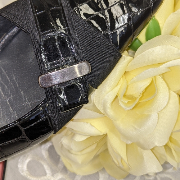 Like 🆕 Stuart Weitzman pump with bow buckle - Picture 3 of 14